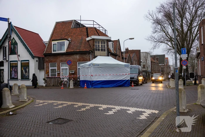Witte politietent in de straat na aantreffen dode man