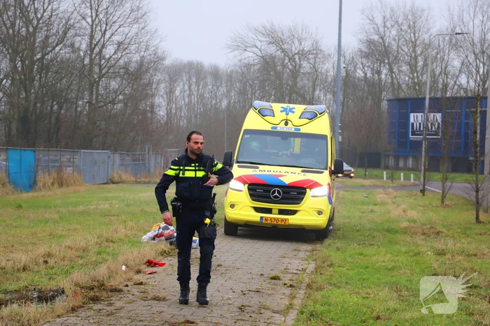 Automobilist verliest macht over stuur en belandt over de kop tegen hekwerk