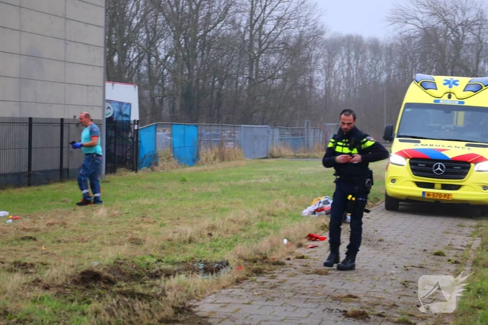 Automobilist verliest macht over stuur en belandt over de kop tegen hekwerk