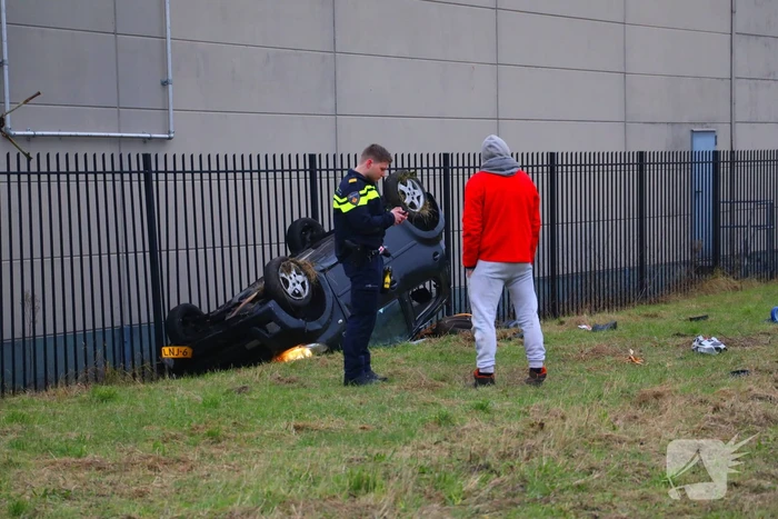 Automobilist verliest macht over stuur en belandt over de kop tegen hekwerk