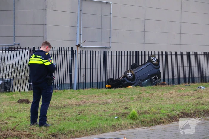 Automobilist verliest macht over stuur en belandt over de kop tegen hekwerk