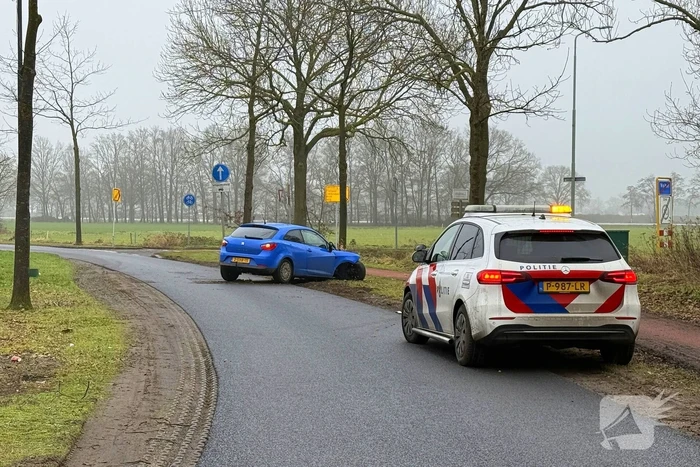 Auto knalt tegen boom in bocht