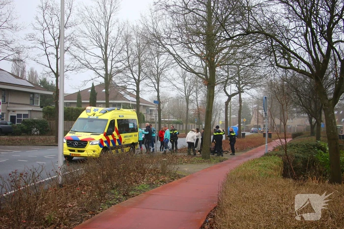 Overstekende fietser geschept door auto
