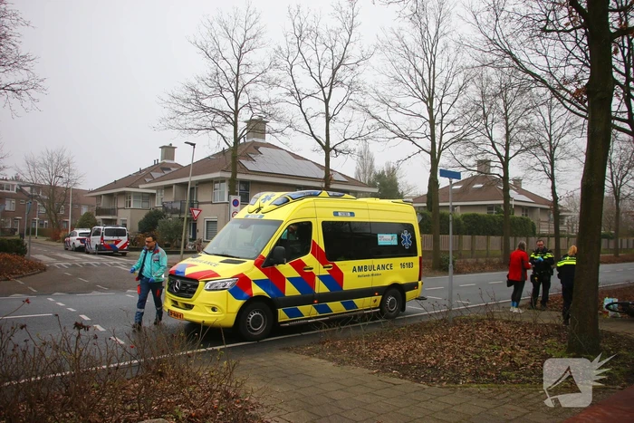 Overstekende fietser geschept door auto