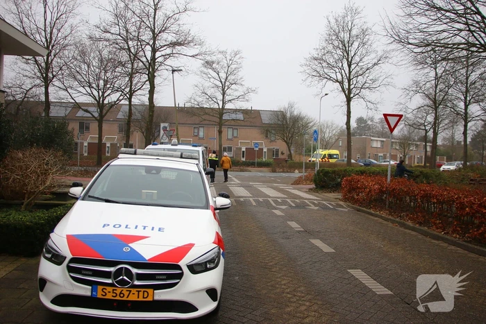 Overstekende fietser geschept door auto