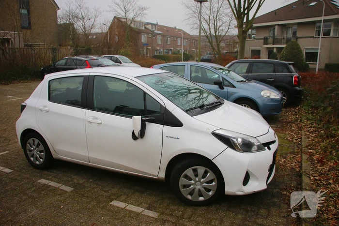 Overstekende fietser geschept door auto
