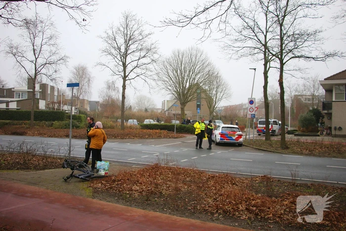 Overstekende fietser geschept door auto