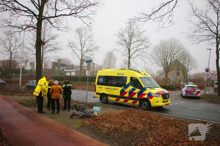 Overstekende fietser geschept door auto