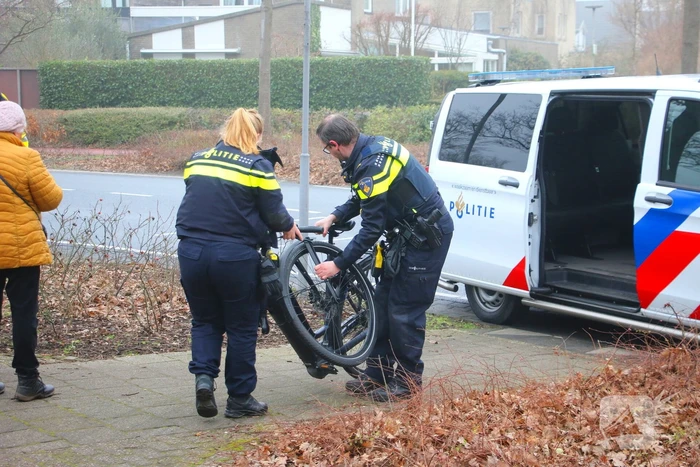 Overstekende fietser geschept door auto