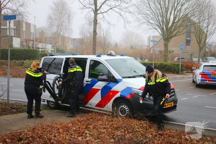 Overstekende fietser geschept door auto