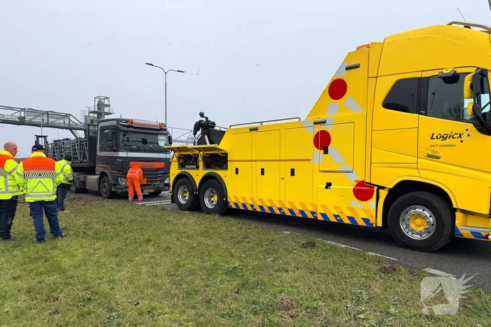 Gestrande vrachtwagen verspert oprit A50