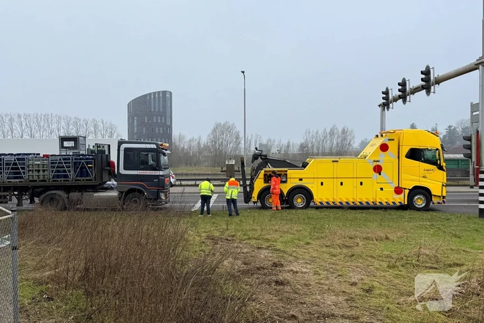 Gestrande vrachtwagen verspert oprit A50