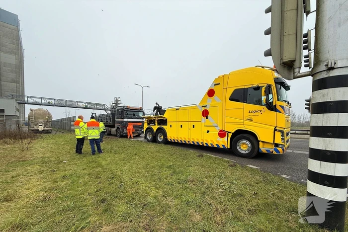Gestrande vrachtwagen verspert oprit A50