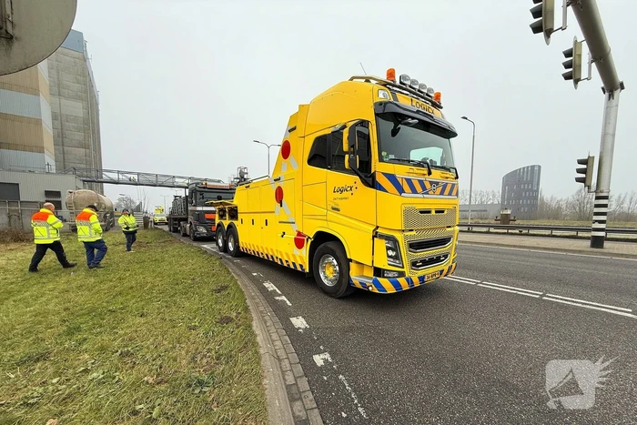 Gestrande vrachtwagen verspert oprit A50