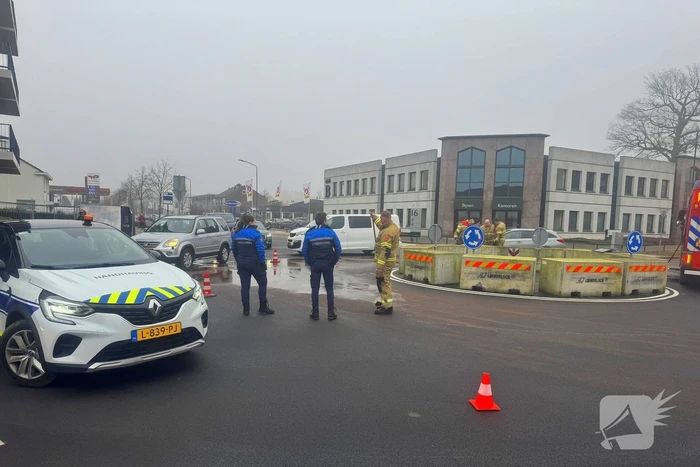 Brandweer reinigt vervuild wegdek
