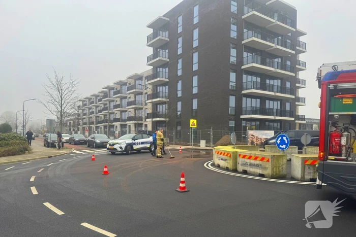 Brandweer reinigt vervuild wegdek