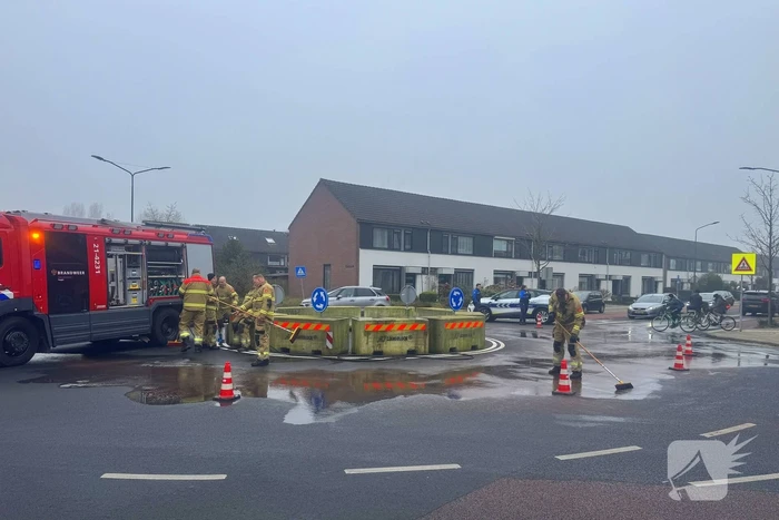 Brandweer reinigt vervuild wegdek