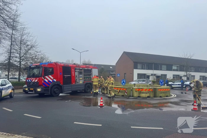 Brandweer reinigt vervuild wegdek