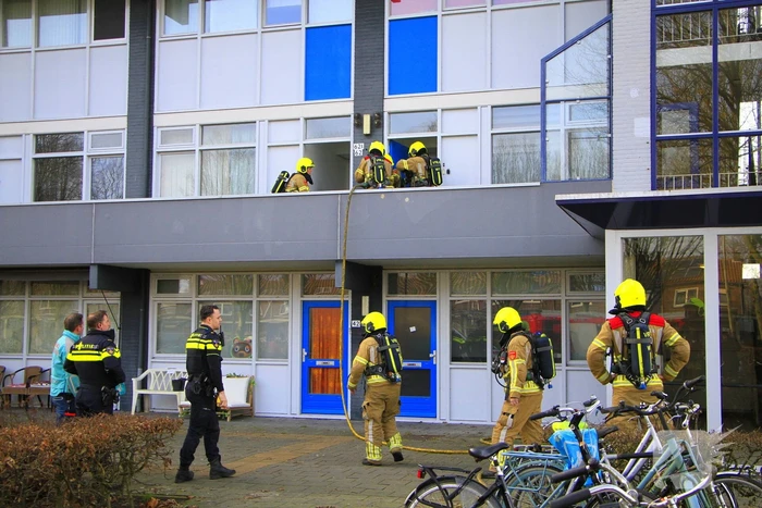 Politie breekt deur open nadat sigarettenpeuk tussen balkonvlonder valt