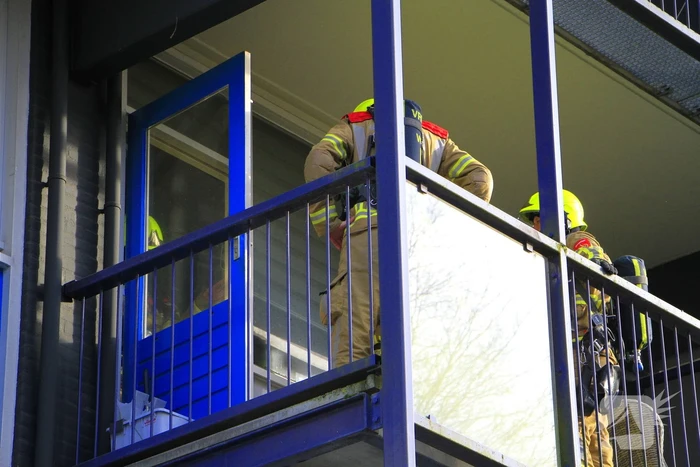 Politie breekt deur open nadat sigarettenpeuk tussen balkonvlonder valt