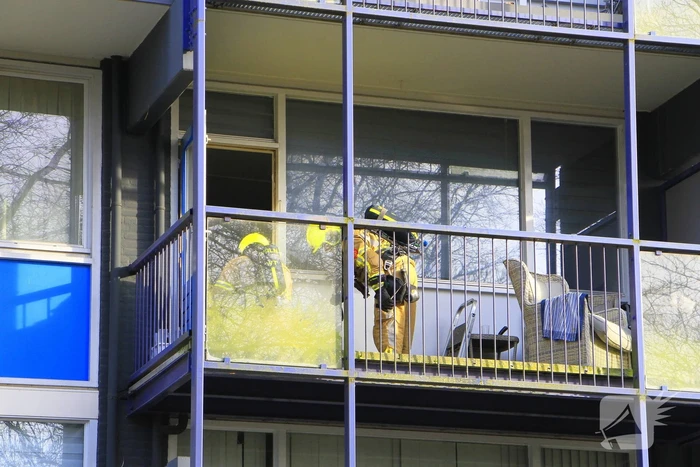 Politie breekt deur open nadat sigarettenpeuk tussen balkonvlonder valt