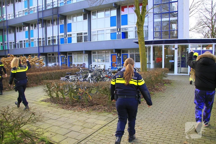 Politie breekt deur open nadat sigarettenpeuk tussen balkonvlonder valt
