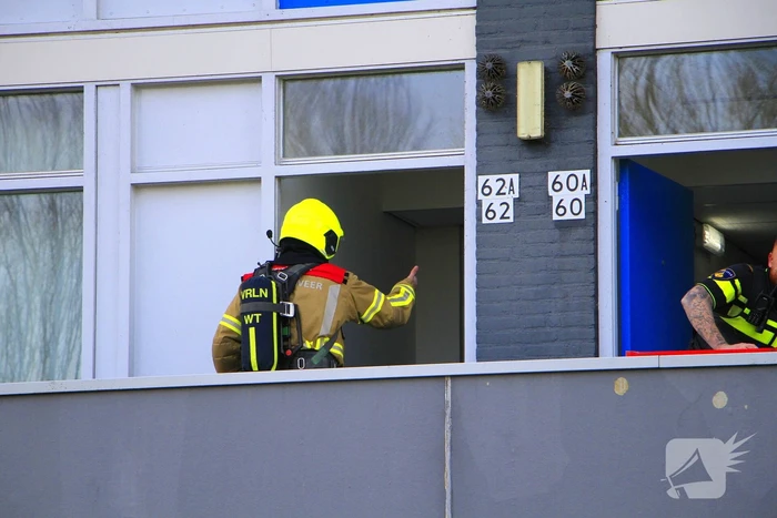 Politie breekt deur open nadat sigarettenpeuk tussen balkonvlonder valt
