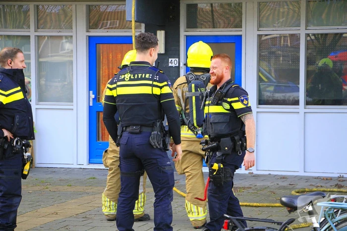 Politie breekt deur open nadat sigarettenpeuk tussen balkonvlonder valt