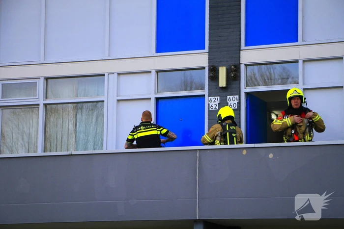 Politie breekt deur open nadat sigarettenpeuk tussen balkonvlonder valt