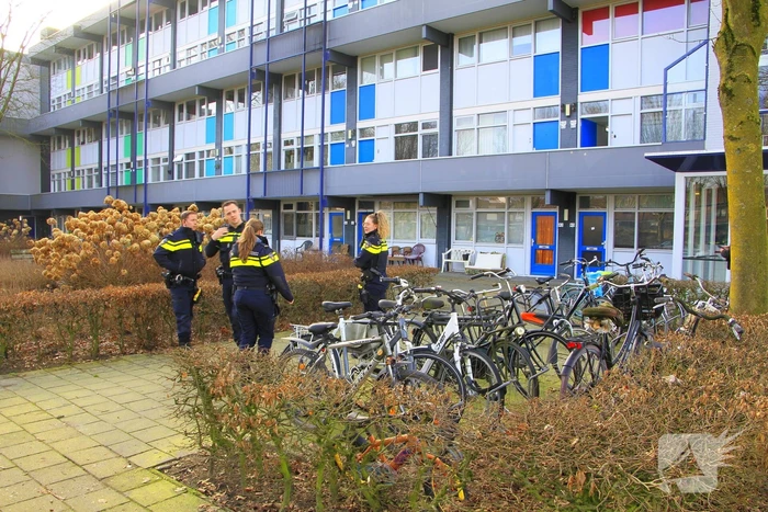 Politie breekt deur open nadat sigarettenpeuk tussen balkonvlonder valt
