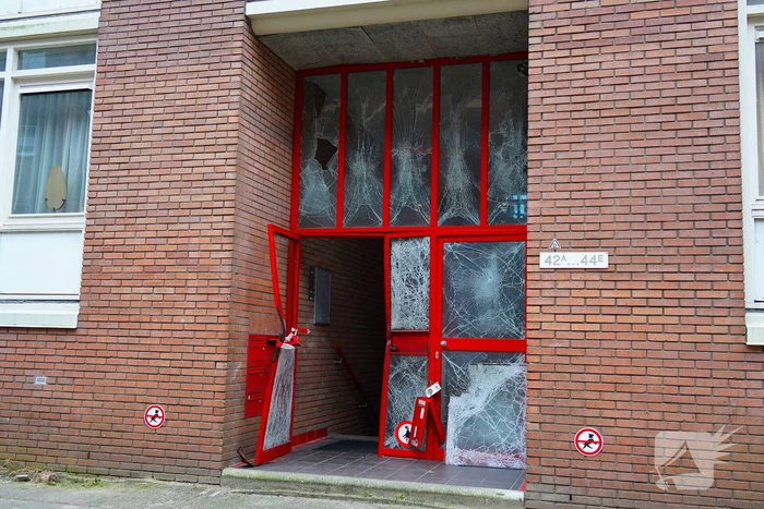Ingang van portiek zwaar beschadigd na explosie