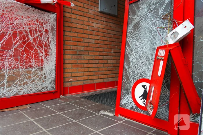 Ingang van portiek zwaar beschadigd na explosie