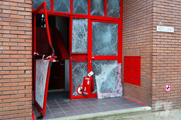 Ingang van portiek zwaar beschadigd na explosie