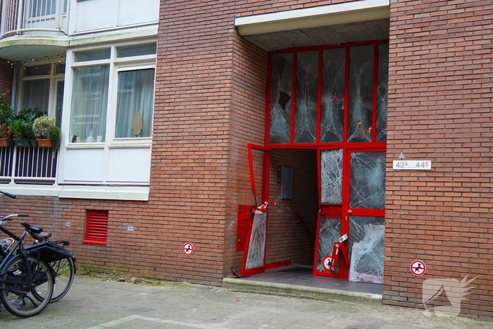 Ingang van portiek zwaar beschadigd na explosie
