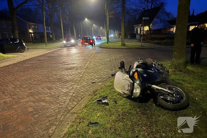 Motorrijder gewond bij botsing met auto