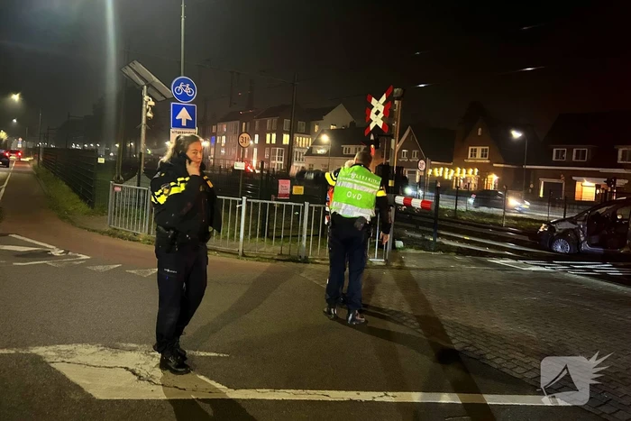 Auto geramd door trein op spoorwegovergang