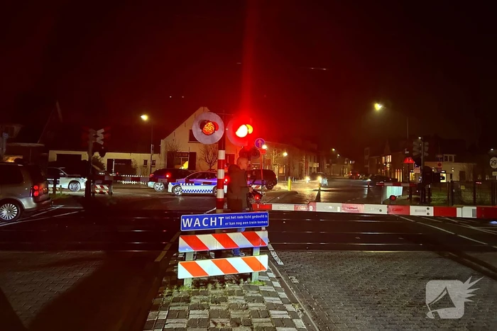Auto geramd door trein op spoorwegovergang
