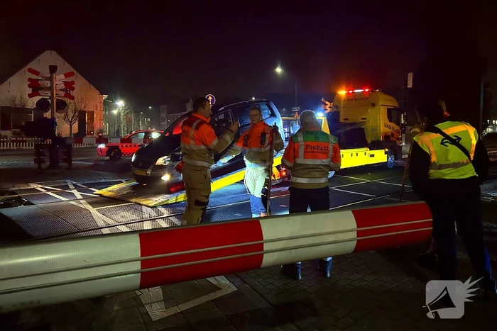 Auto geramd door trein op spoorwegovergang
