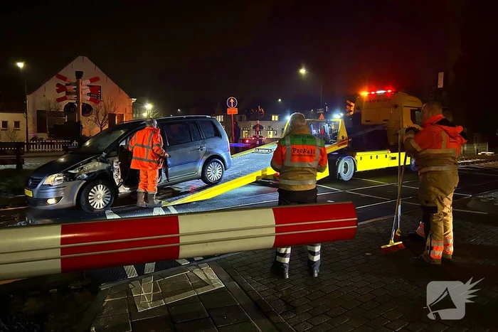 Auto geramd door trein op spoorwegovergang