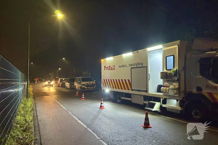 Auto geramd door trein op spoorwegovergang