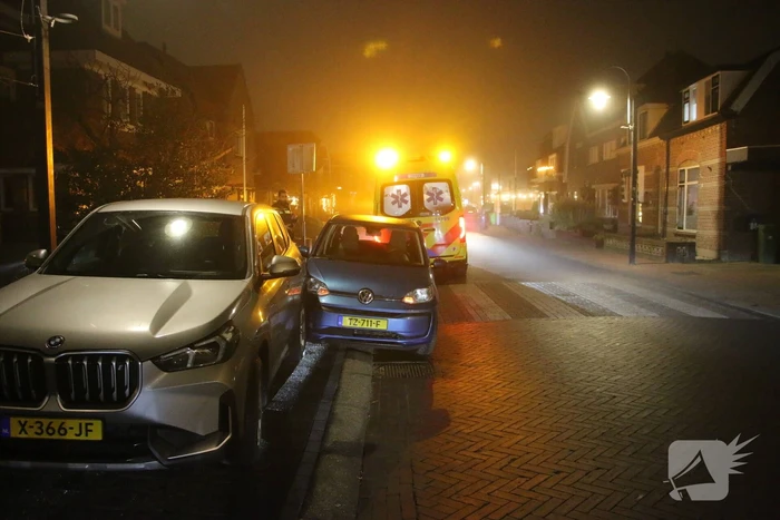 Automobiliste klapt op geparkeerde auto