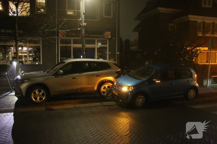 Automobiliste klapt op geparkeerde auto