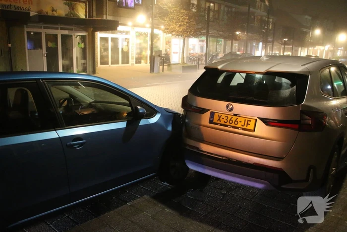 Automobiliste klapt op geparkeerde auto