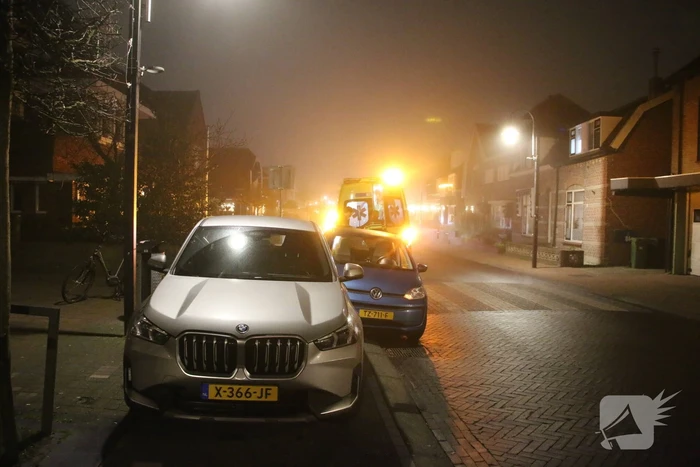 Automobiliste klapt op geparkeerde auto