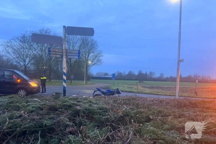 Motorrijder gaat onderuit en raakt gewond
