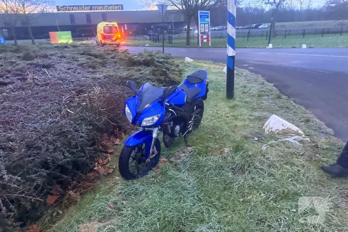 Motorrijder gaat onderuit en raakt gewond