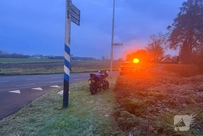 Motorrijder gaat onderuit en raakt gewond