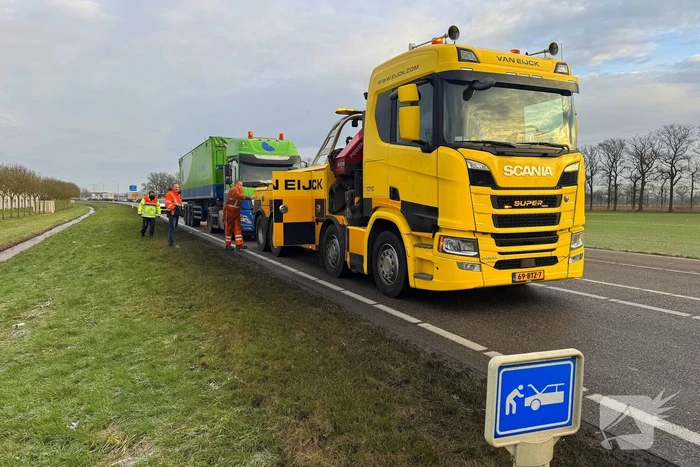 Vrachtwagen met kapotte versnellingsbak blokkeert weg