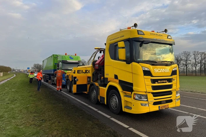 Vrachtwagen met kapotte versnellingsbak blokkeert weg