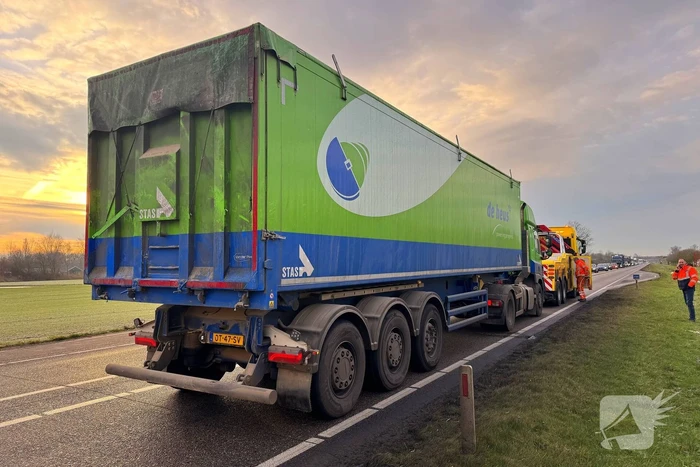 Vrachtwagen met kapotte versnellingsbak blokkeert weg